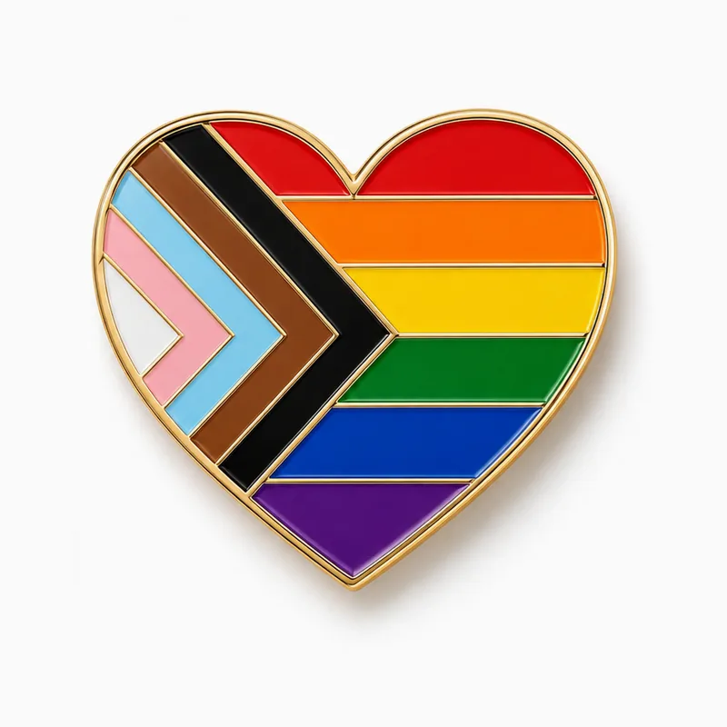 Pin esmaltado en forma de corazón con la bandera Progress Pride y borde dorado