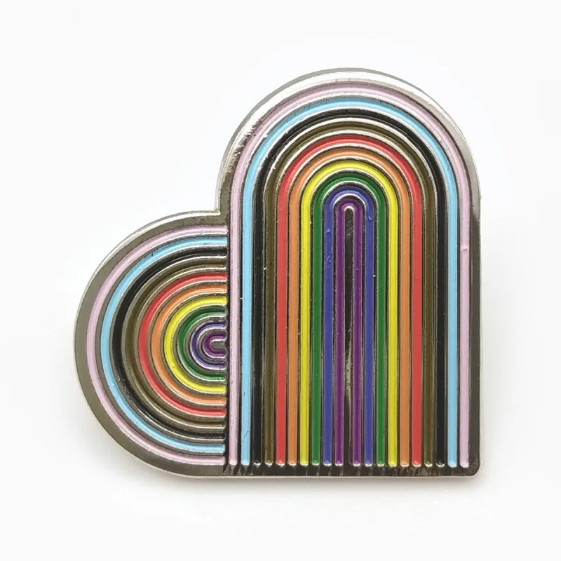 Pin de esmalte suave en forma de corazón con baño de níquel, relleno de arcos concéntricos de arcoíris.