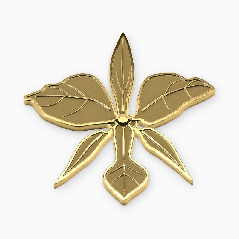 Pin troquelado dorado de una orquídea con pétalos esculpidos en capas