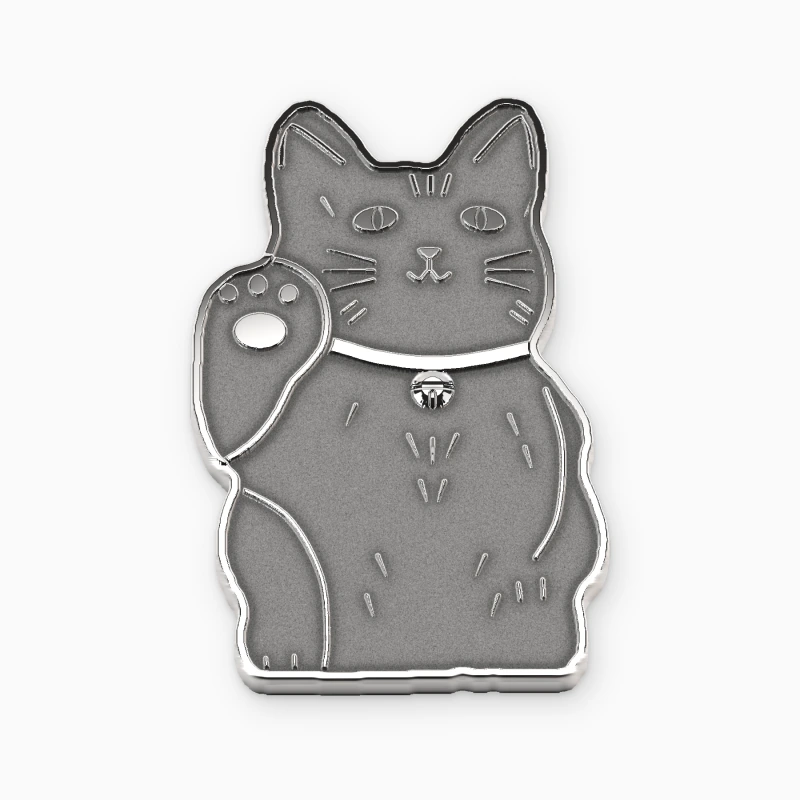 Pin troquelado plateado de un gato de la suerte saludando, con contornos pulidos en relieve