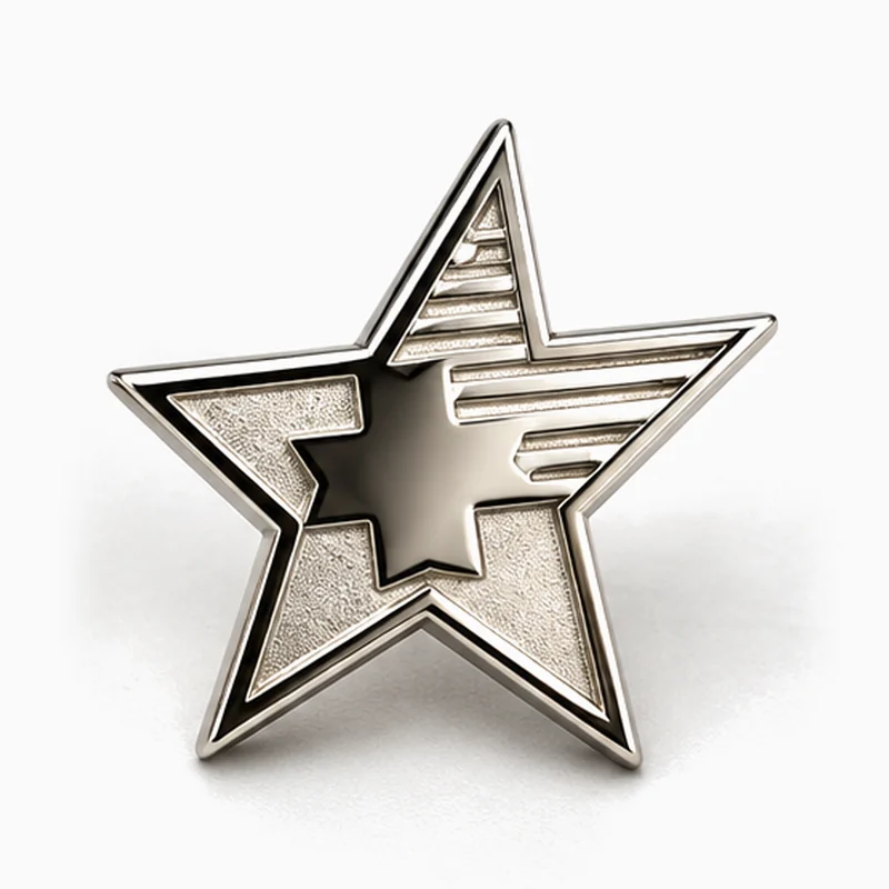 Pin troquelado plateado de una estrella con una estrella interior pulida, franjas en relieve y fondo hundido con textura