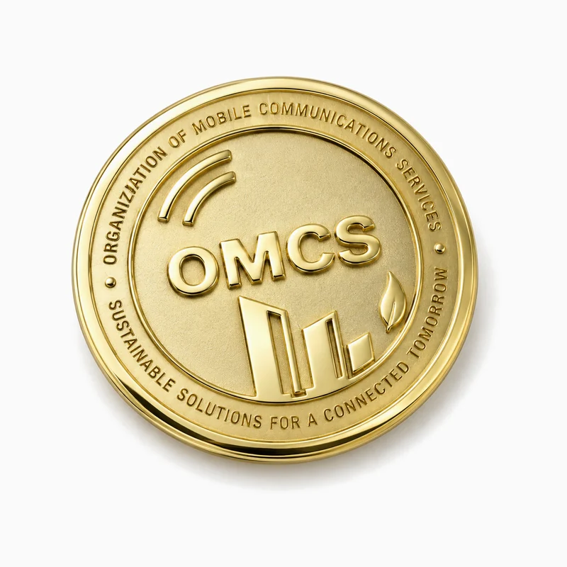 Pin troquelado dorado redondo de OMCS con letras en relieve que dicen Organization of Mobile Communications Services y Sustainable Solutions for a Connected Tomorrow