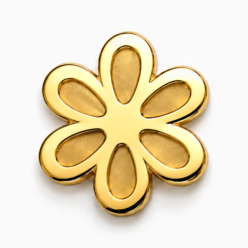 Pin troquelado dorado de una flor de seis pétalos con pétalos hundidos con textura y contornos pulidos en relieve