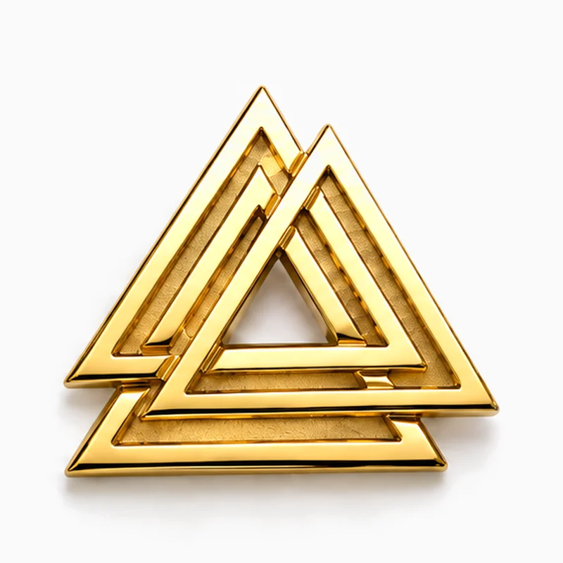 Pin troquelado dorado de dos triángulos anidados entrelazados con líneas pulidas en relieve y fondo hundido con textura