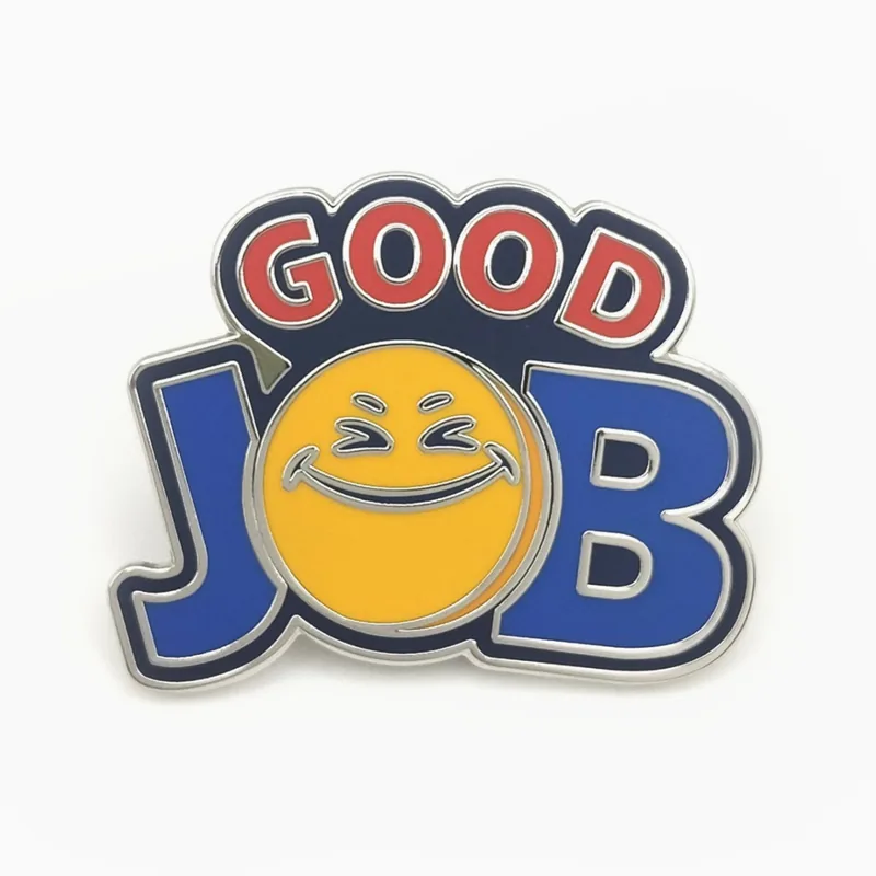Pin de esmalte duro con el texto GOOD JOB en azul y una carita amarilla riendo en lugar de la letra O