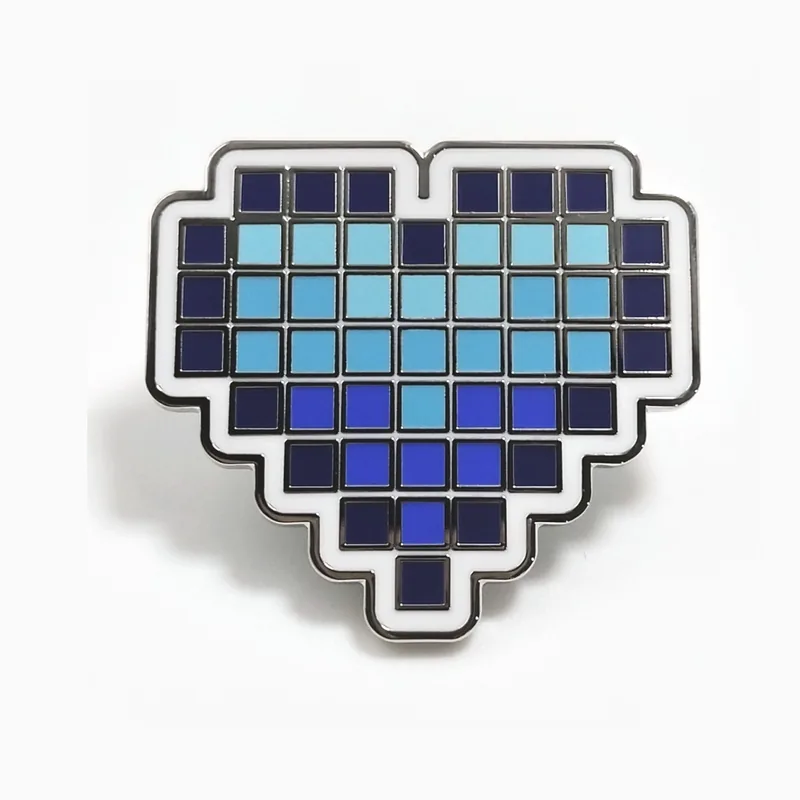 Pin de esmalte duro de un corazón pixelado en tonos de esmalte azul con líneas de cuadrícula plateadas