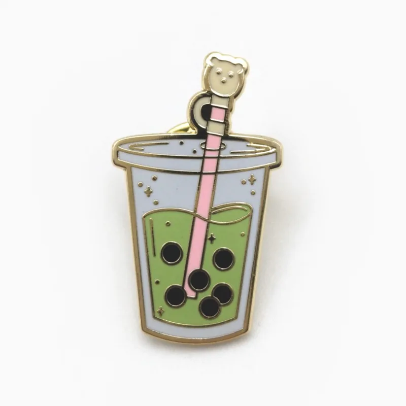Pin de esmalte duro de un vaso verde de té de burbujas con popote rosa y perlas de tapioca