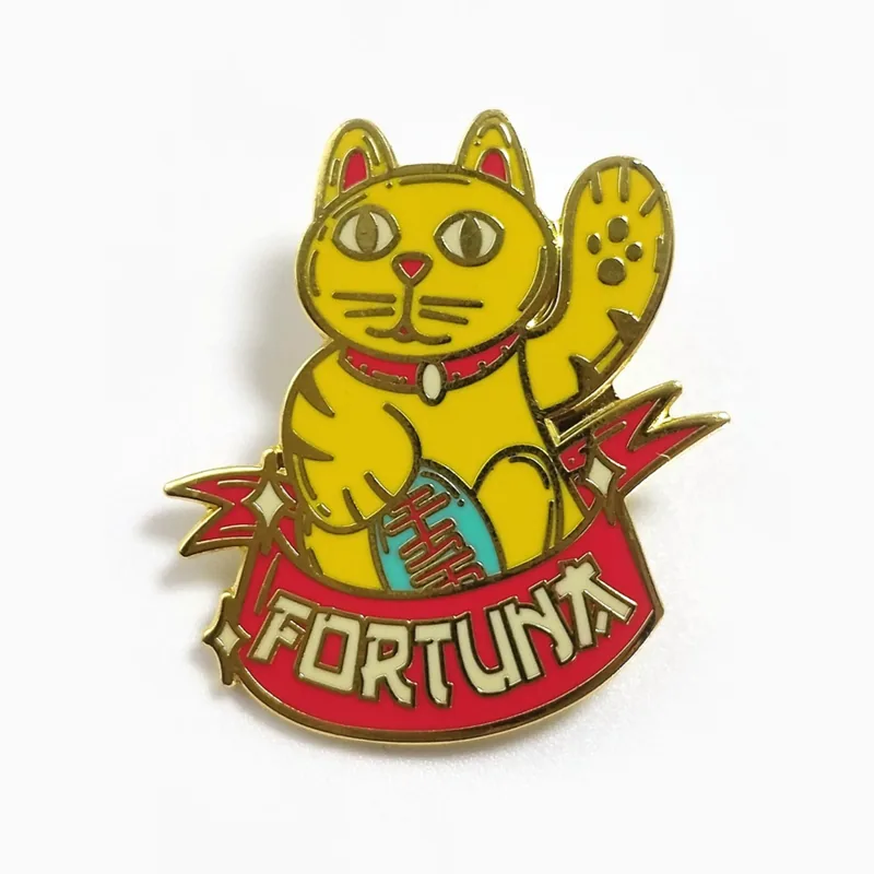 Pin dorado de esmalte duro de un gato de la suerte con la pata levantada y un estandarte rojo