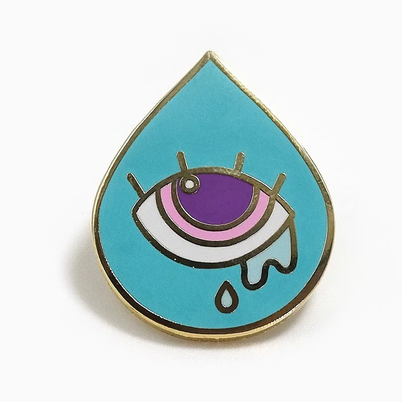 Pin de esmalte duro turquesa en forma de gota con un ojo morado y contornos dorados
