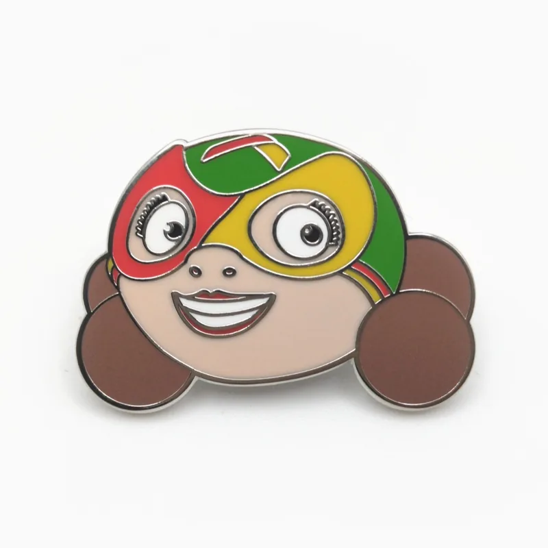 Pin de esmalte duro de una niña caricaturesca con una máscara de luchador de colores