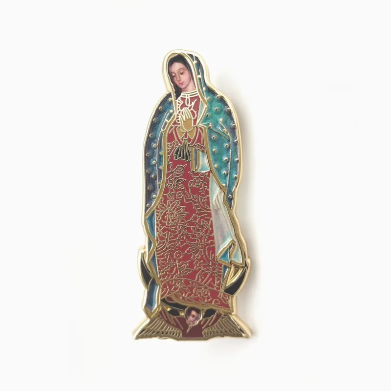 Pin alto de esmalte duro de la Virgen de Guadalupe con manto verde estrellado y rayos dorados
