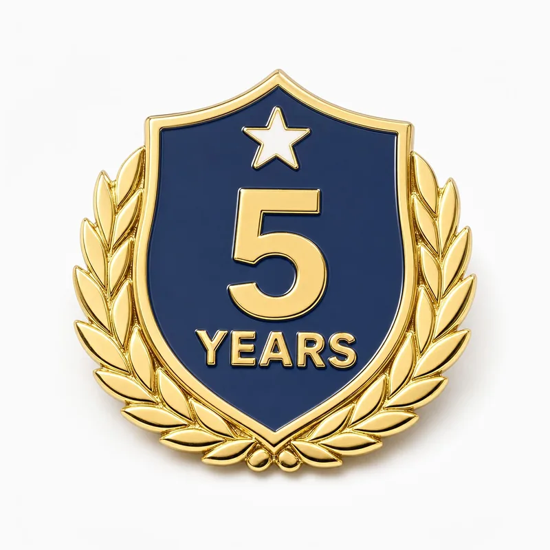 Pin ilustrativo dorado de esmalte duro por años de servicio: escudo azul marino con corona de laurel, una estrella blanca y 5 YEARS en dorado