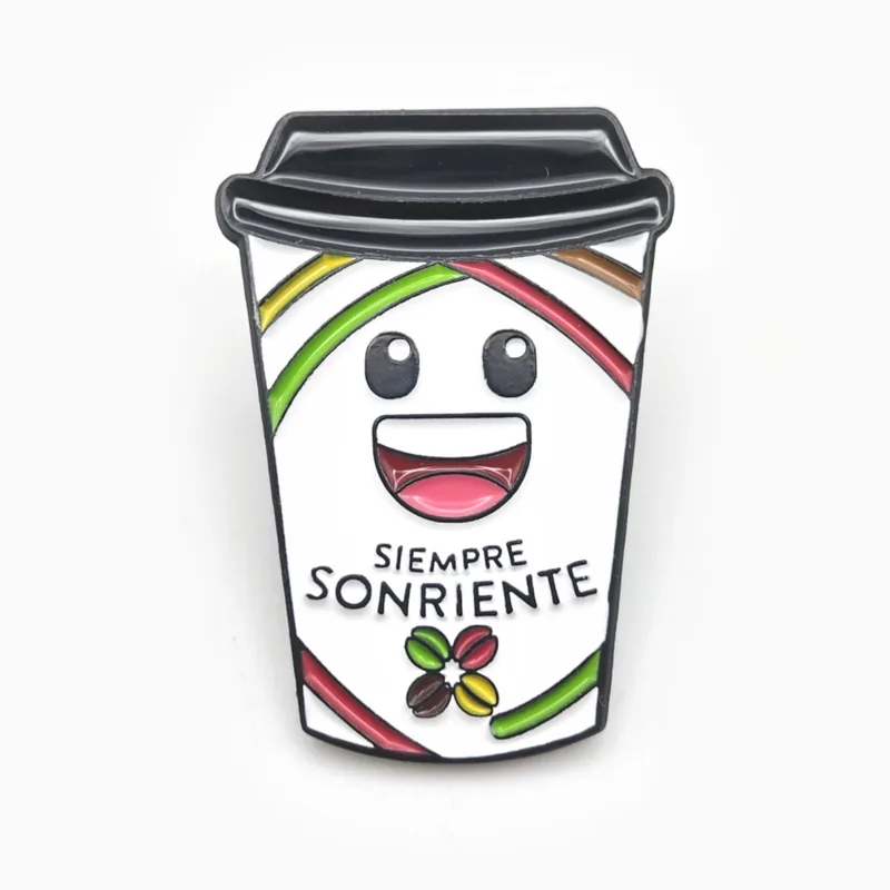Pin de esmalte de un vaso de café para llevar sonriente, hecho para una cadena de cafeterías.
