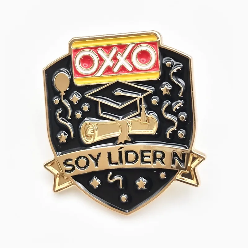 Pin de esmalte negro y dorado con forma de escudo, un birrete de graduación y una cinta que dice “Soy Líder”, hecho para una cadena de tiendas de conveniencia.