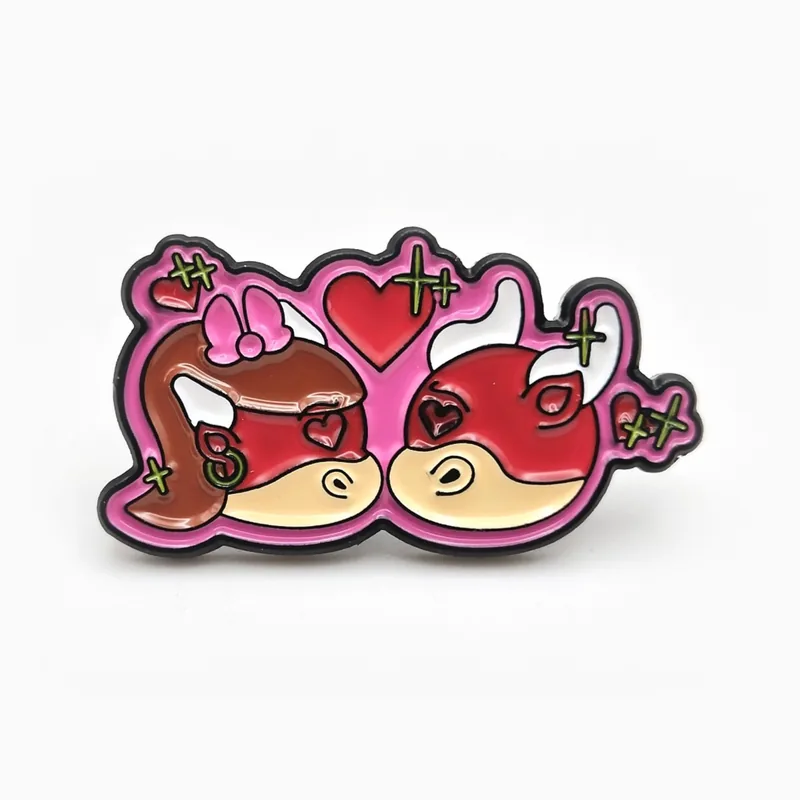 Pin de esmalte de dos mascotas toro con corazones rosados, hecho para un club profesional de béisbol.
