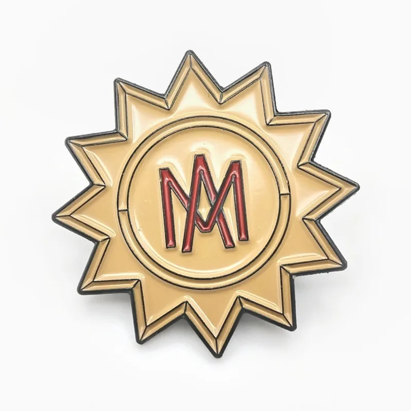 Pin de esmalte dorado con forma de sol y un monograma rojo, hecho para un club profesional de béisbol.