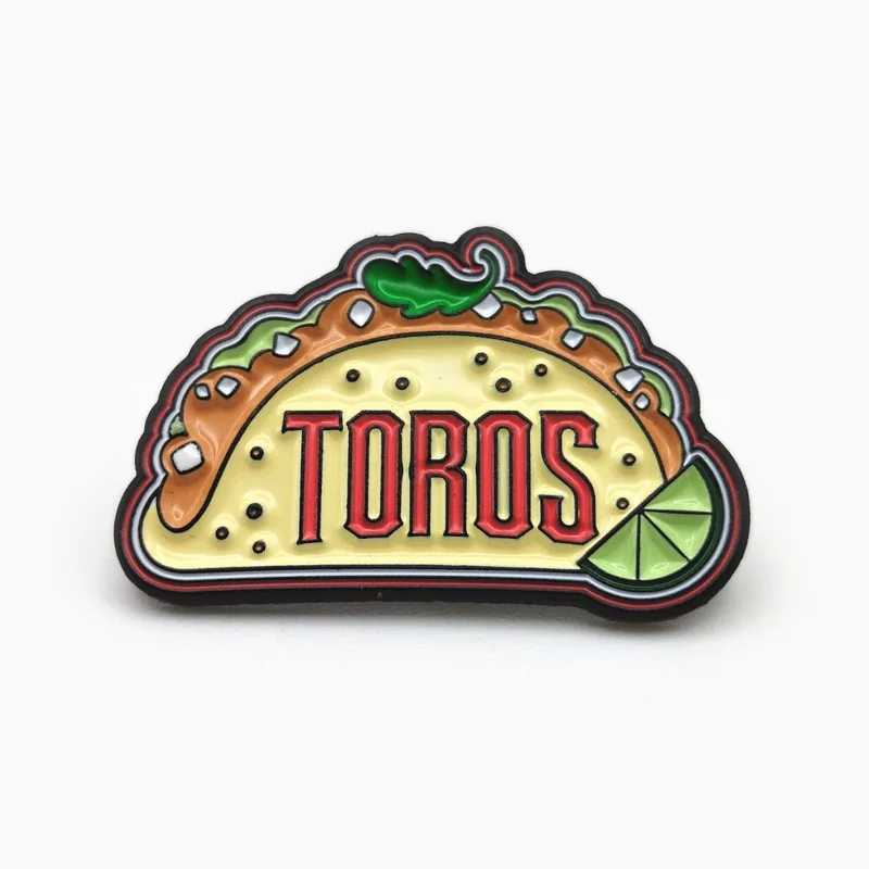 Pin de esmalte con forma de taco y el nombre de un equipo, hecho para un club profesional de béisbol.