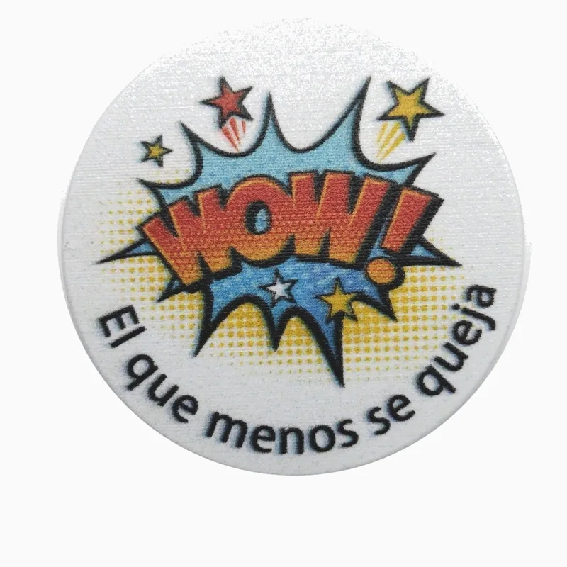 Pin redondo con impresión UV de una explosión de cómic WOW y el texto El que menos se queja sobre fondo blanco