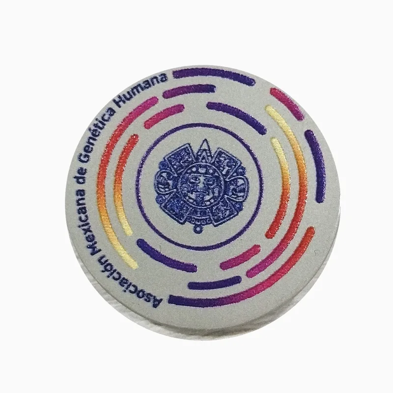 Pin redondo con impresión UV de anillos concéntricos de colores sobre fondo blanco
