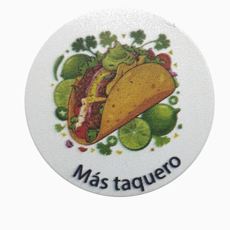 Pin redondo con impresión UV de un taco de colores sobre fondo blanco