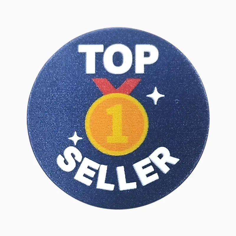 Pin redondo azul marino con impresión UV de una medalla dorada y el texto TOP SELLER en blanco