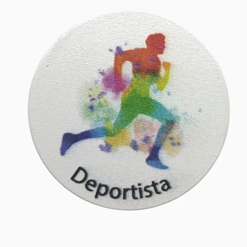 Pin redondo con impresión UV de un corredor hecho con salpicaduras de pintura de colores y el texto Deportista sobre fondo blanco