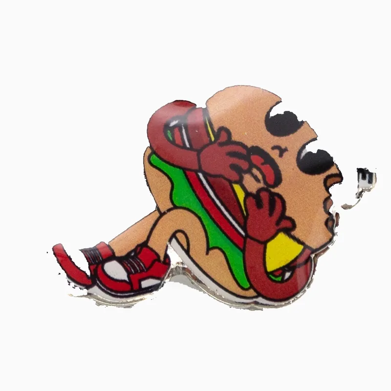 Pin impreso recortado de una hamburguesa sonriente bajo una capa de epoxi transparente