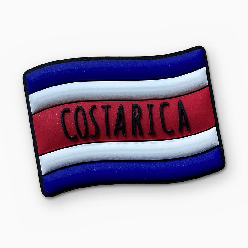 Pin de PVC suave de una bandera de Costa Rica ondeando con franjas azul, blanca y roja en relieve y el texto COSTARICA