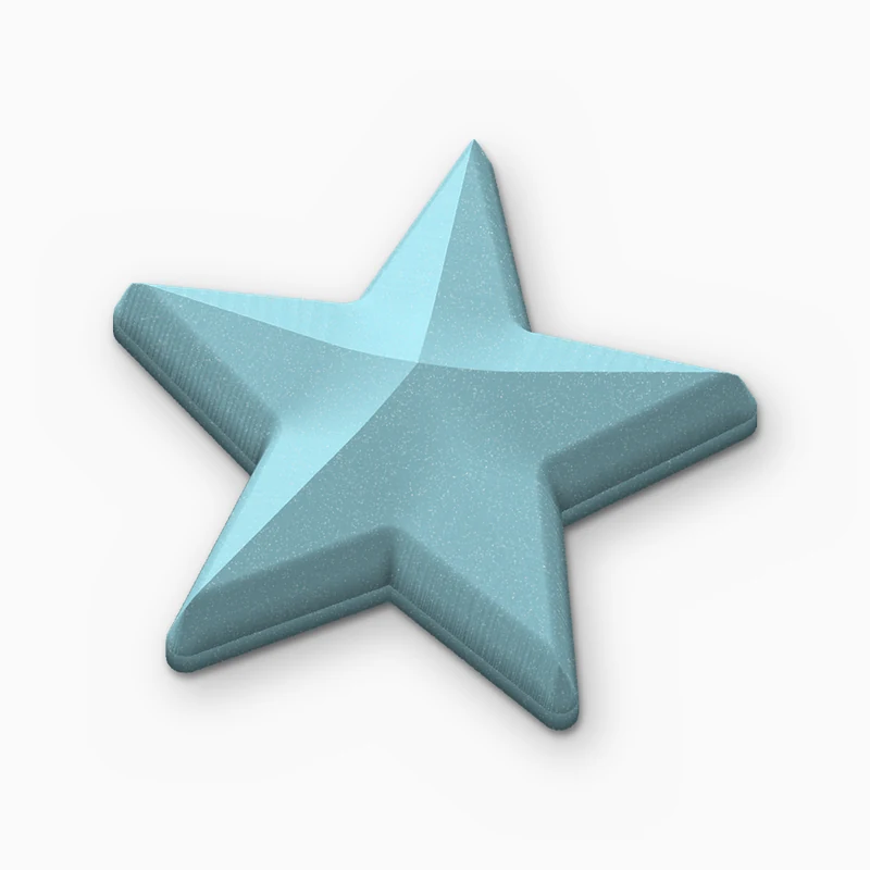Pin de PVC suave esculpido de una estrella azul claro con brillantina, visto en ángulo
