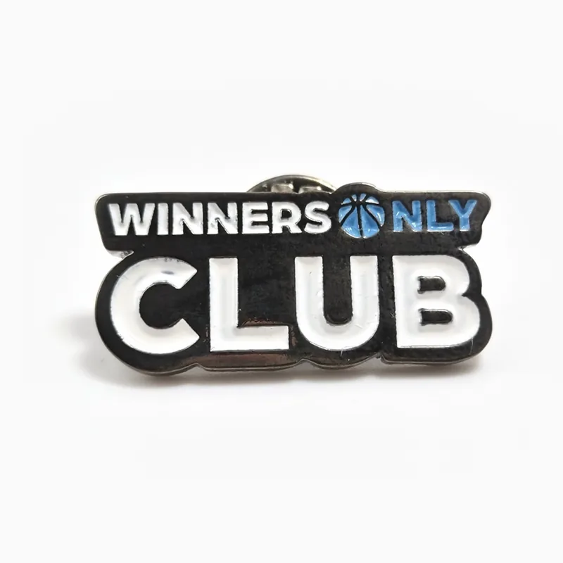 Pin de esmalte suave en níquel negro con el texto WINNERS ONLY CLUB y una estrella azul sobre esmalte blanco