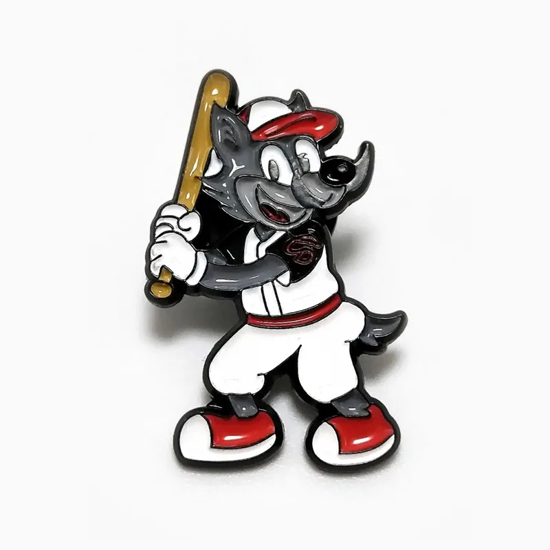 Pin recortado de esmalte suave de un lobo mascota con uniforme blanco y rojo bateando una pelota de béisbol