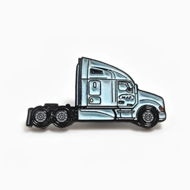Pin de esmalte suave de la cabina de un tráiler azul claro con contornos de níquel negro