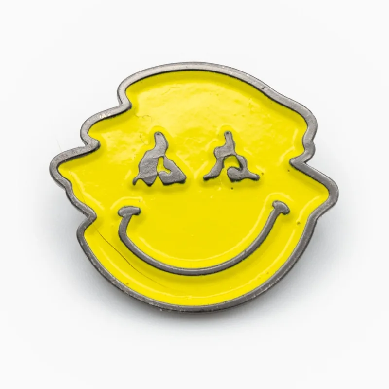 Pin de carita feliz de esmalte suave en níquel amarillo con esmalte hundido y contornos pulidos en relieve