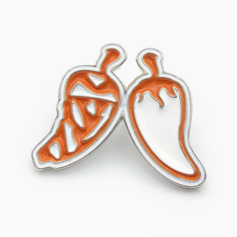 Pin plateado de esmalte suave de dos chiles con contorno de esmalte naranja