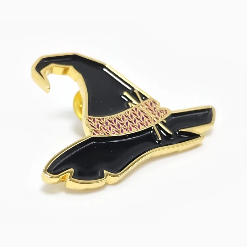 Pin dorado de esmalte suave de un sombrero de bruja negro con una banda tejida rosa