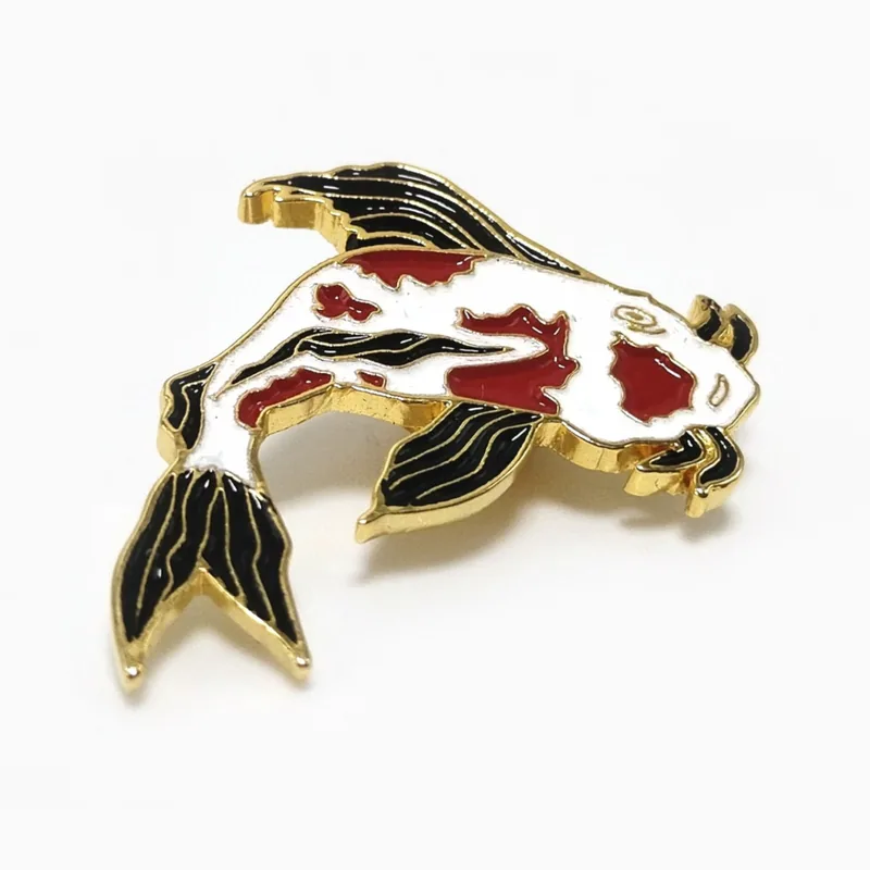 Pin dorado de esmalte suave de un pez koi con escamas de esmalte rojo, blanco y negro y aletas ondulantes