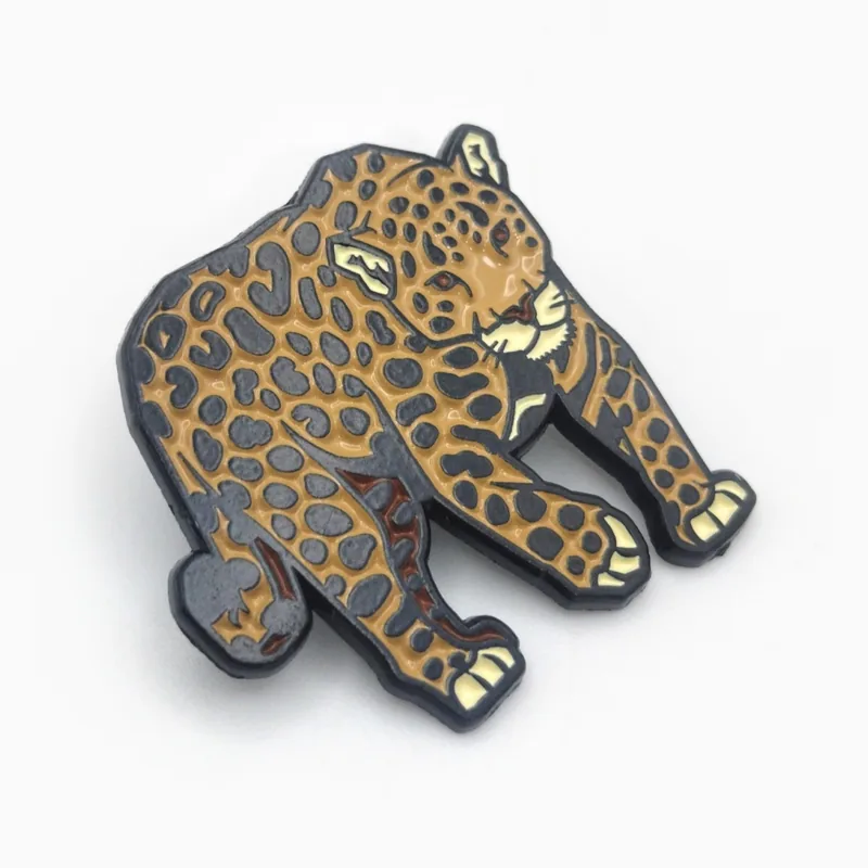 Pin de esmalte suave en níquel negro de un leopardo con manchas de esmalte dorado y café