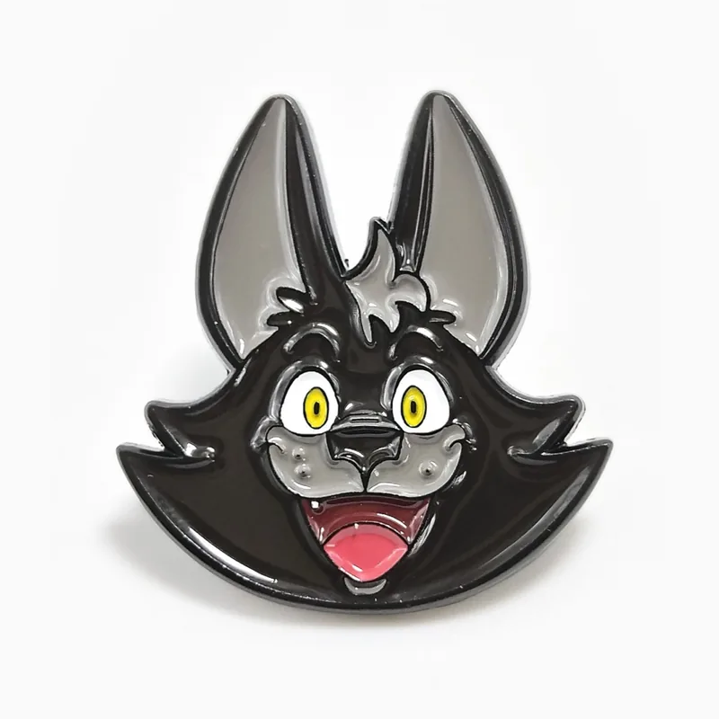 Pin de esmalte suave de un personaje caricaturesco sonriente con orejas de murciélago en esmalte gris y negro