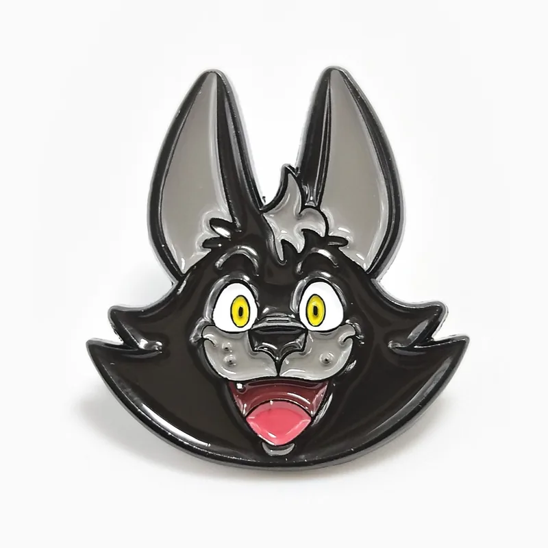 Pin troquelado de esmalte suave de la cara de un murciélago caricaturesco gris con orejas grandes y ojos amarillos, en níquel negro.
