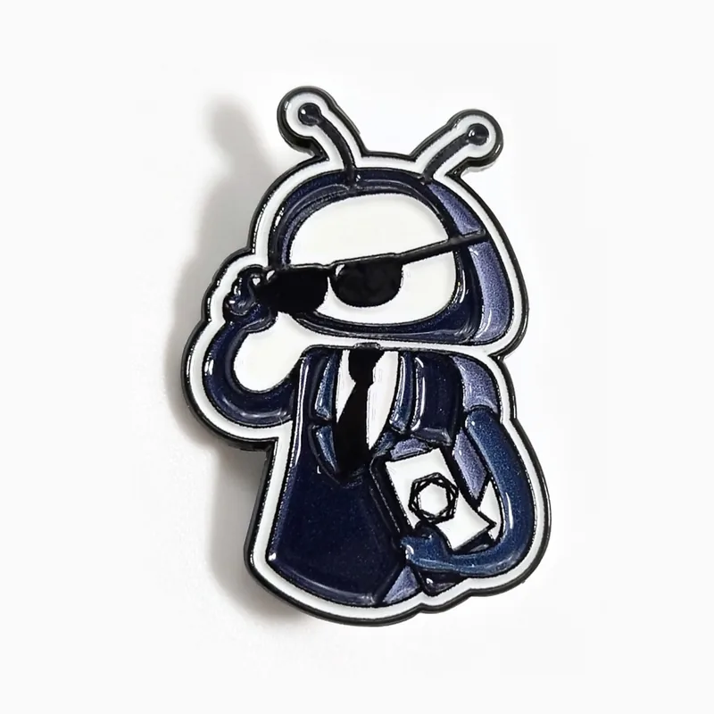 Pin troquelado de esmalte suave de un insecto caricaturesco con lentes oscuros y traje azul marino que sostiene una cámara.