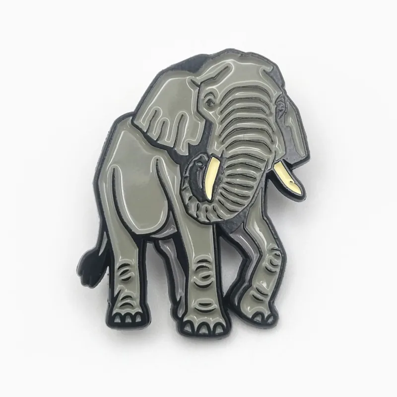 Pin troquelado de esmalte suave de un elefante gris con colmillos blancos, en níquel negro.