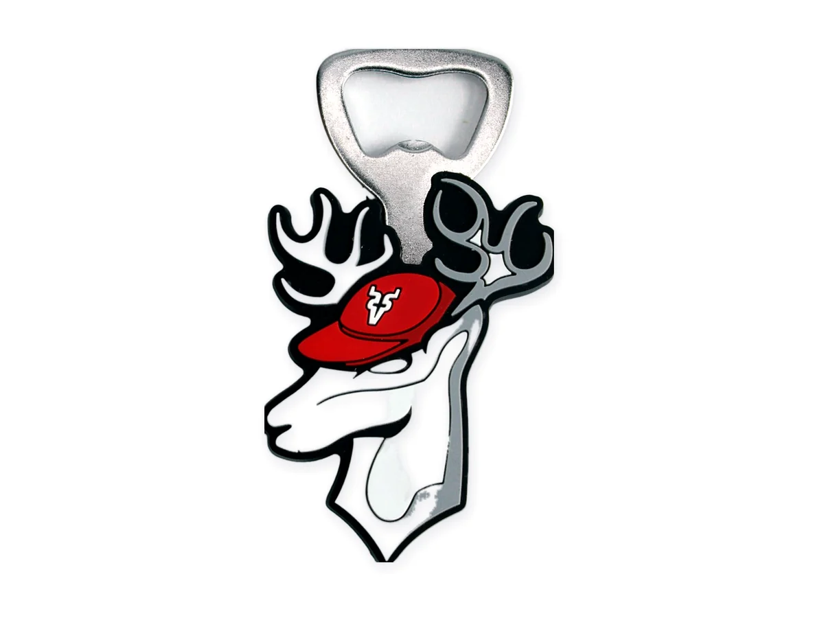 Llavero destapador: cabeza de venado en PVC suave con astas grises y gorra roja, con destapador de metal en la parte superior.