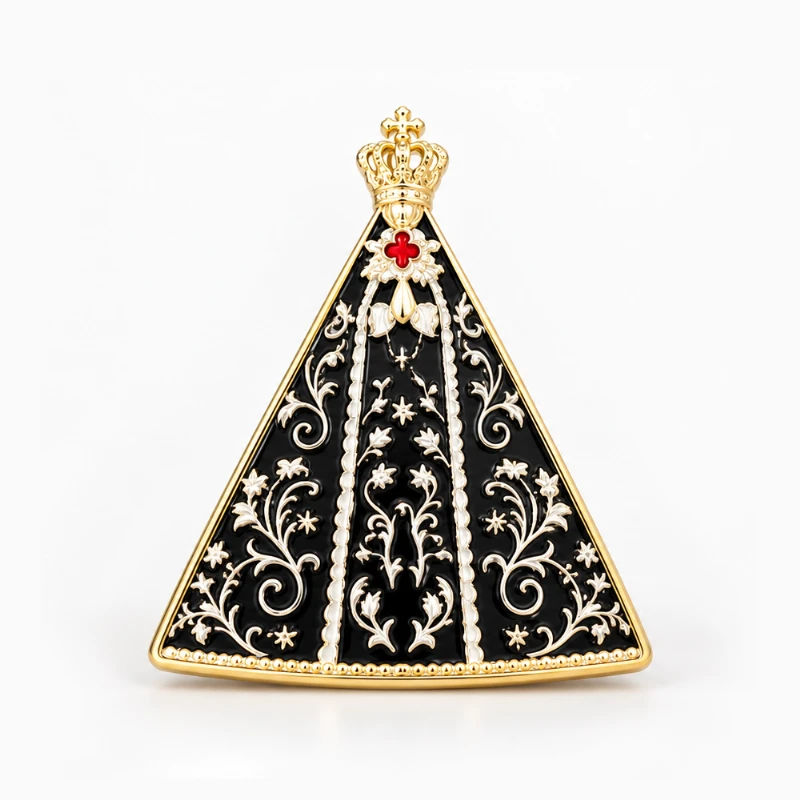 Pin de esmalte duro dorado de la Virgen con manto triangular de esmalte negro, filigrana blanca, corona dorada y cruz roja