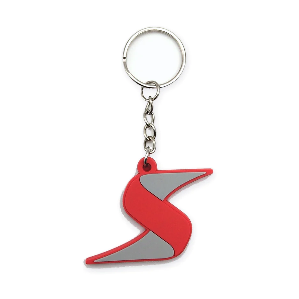 Llavero de PVC suave con forma de logotipo S en rojo y gris, con argolla y cadena.