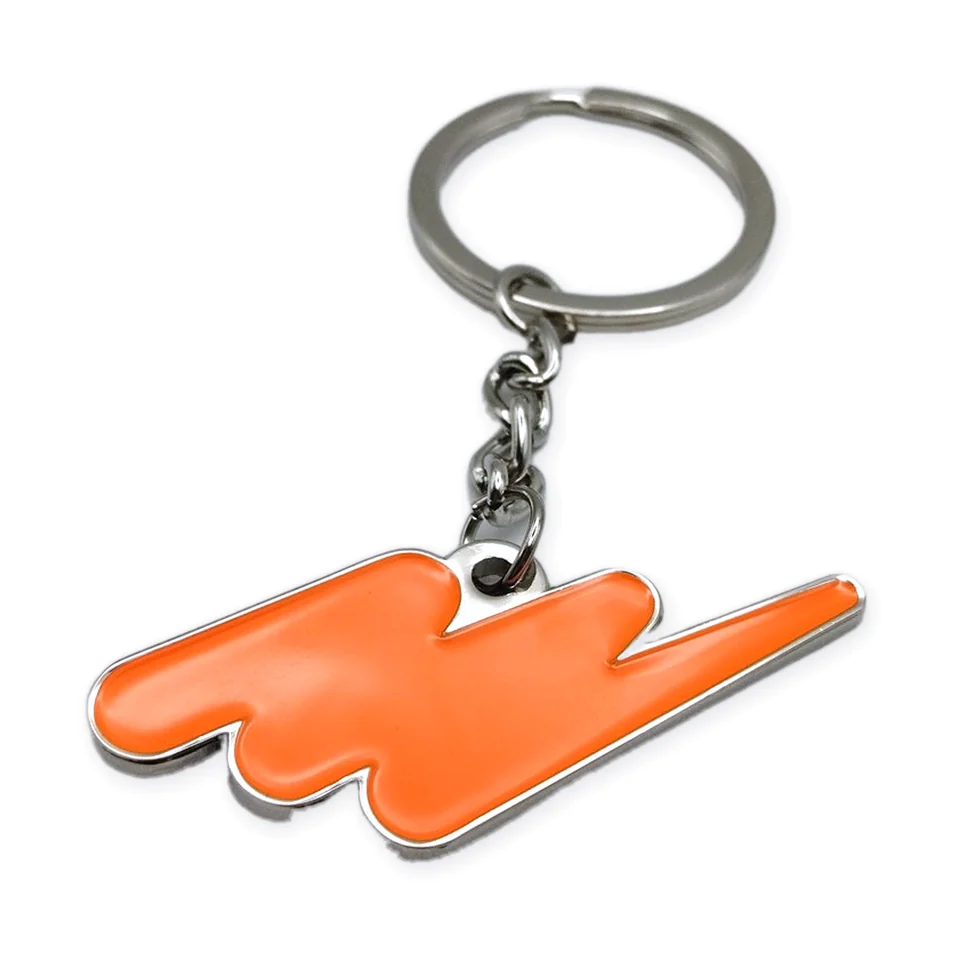 Llavero de logotipo en esmalte naranja con borde de níquel pulido, con argolla y cadena.