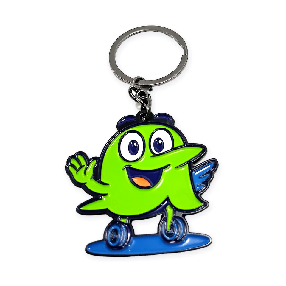 Llavero de esmalte suave de una mascota verde lima con ojos grandes sobre ruedas azules, con argolla negra.