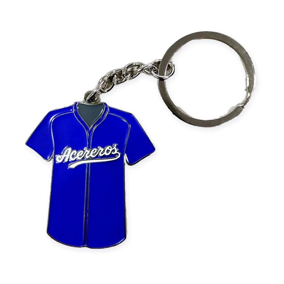 Llavero de esmalte suave de una camiseta de béisbol azul con el texto Acereros, con argolla y cadena.