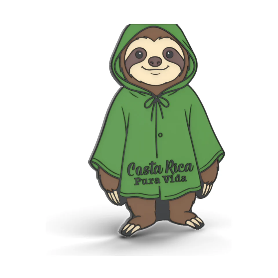 Imán de PVC suave de un perezoso de pie con capa de lluvia verde con capucha y el texto Costa Rica Pura Vida.